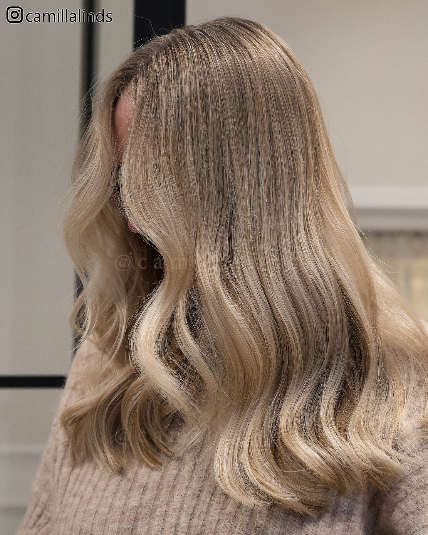 faceframe frisyr med ljusa slingor i en lyxig seamless blond hårfärg med balayage foilayage slingor