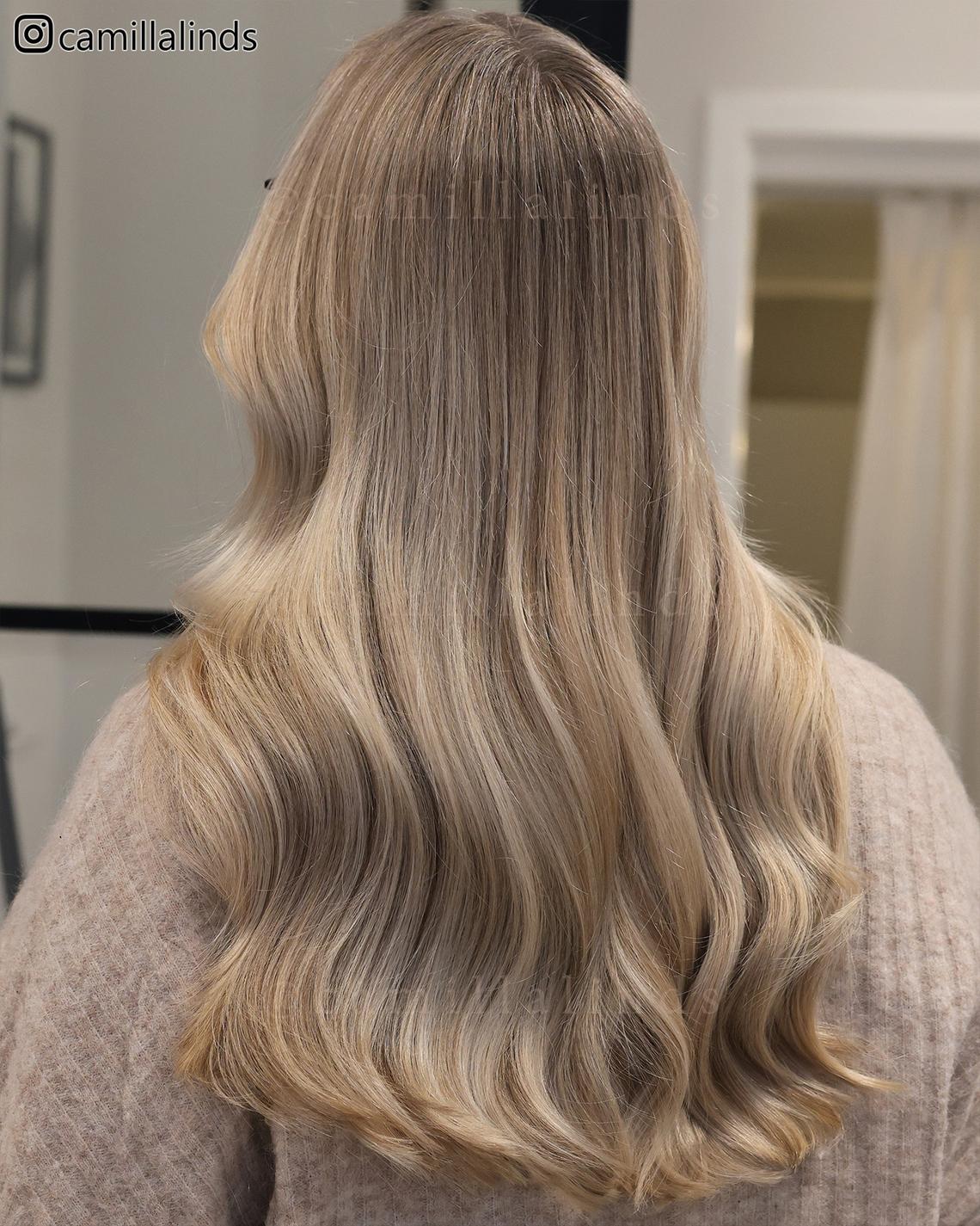 balayage blonde seamless beige naturlig fin hårfärg hair med ljusa slingor i en krämig foilayage